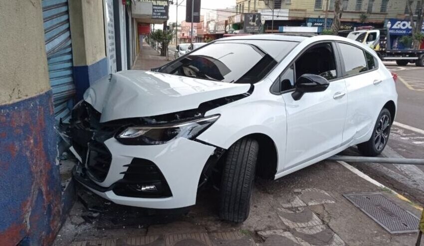  Motorista bate carro em escritório de advocacia em Apucarana