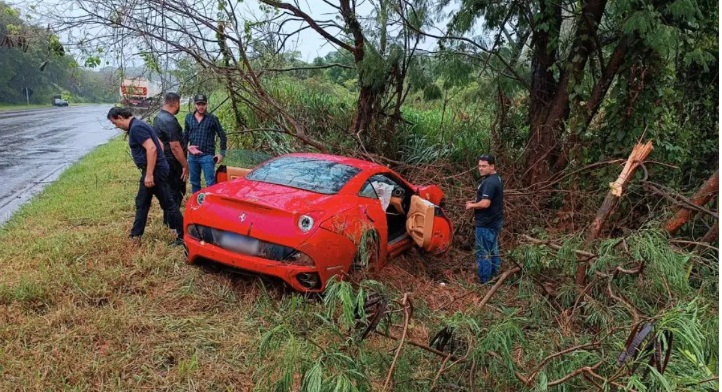  Motorista perde o controle e bate em árvore na rodovia PR 323 no Paraná