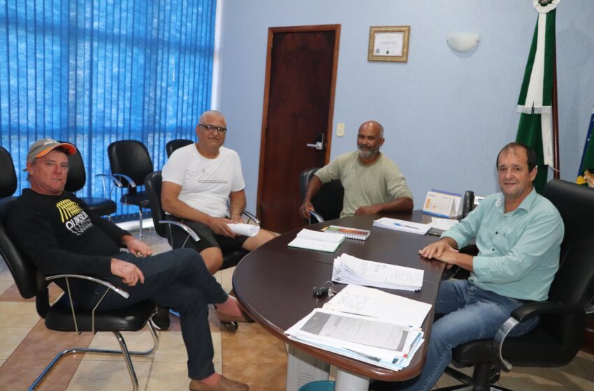  Representantes da comunidade esportiva do Assentamento 8 de abril visita prefeito Furlan