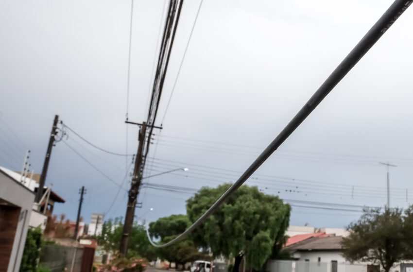  Operação retira cabos de telefonia e internet irregulares em Apucarana