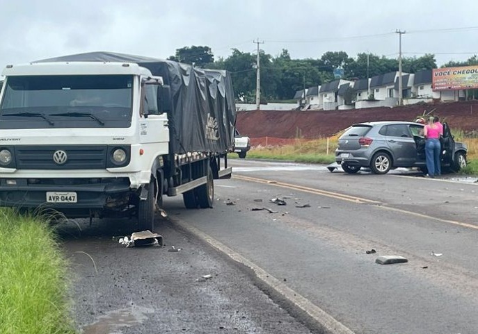  Acidente envolve carro e caminhão no Trevo da Panela de pedra em Jandaia do Sul