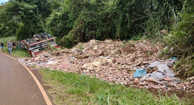  Caminhão tomba na PR-445, entre Londrina e Tamarana