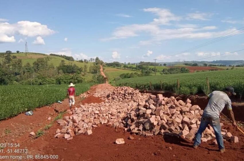  Prefeitura de Grandes Rios realiza calçamento com pedras poliédricas na estrada sentido a Flórida do Ivaí