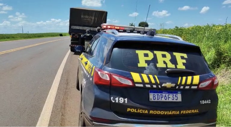  PRF no Paraná apreende carreta carregada de contrabando