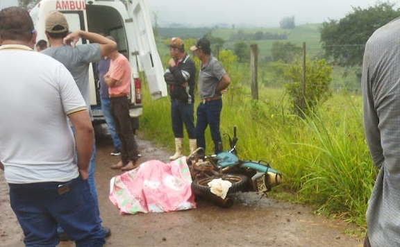  Homem morre após bater moto contra carro em Arapuã