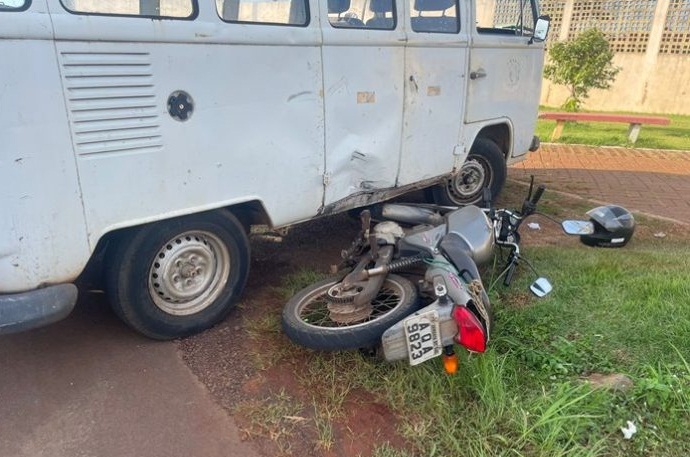  Acidente entre moto e Kombi deixa um ferido em Jandaia do Sul