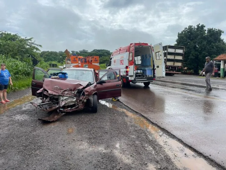  Acidente entre carro e caminhão na BR-369 resultou em pessoas feridas próximo ao distrito de São José
