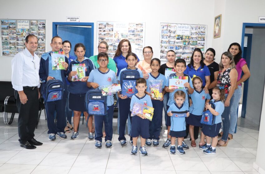  Prefeitura de Jardim Alegre entrega materiais escolares aos alunos da rede municipal de ensino