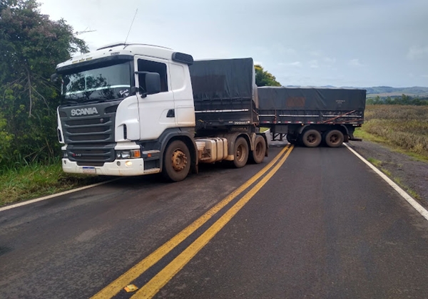  Carreta apresenta problemas e interdita rodovia PR-466 em Borrazópolis