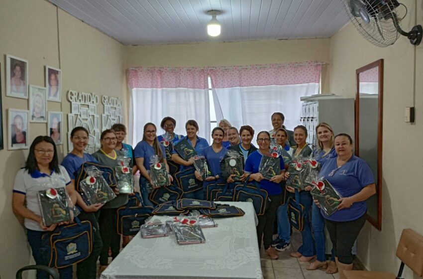  Professores de São Pedro do Ivaí recebem bolsas e diários de classe