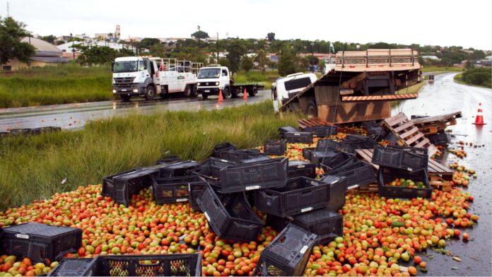  Acidente com caminhão de tomates é registrado em Cambira