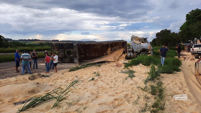  Carreta tomba e deixa motorista ferido em Cambira