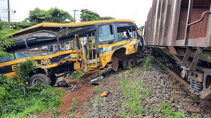  TRAGÉDIA:  Trem atinge ônibus escolar e mata duas crianças em Jandaia do Sul