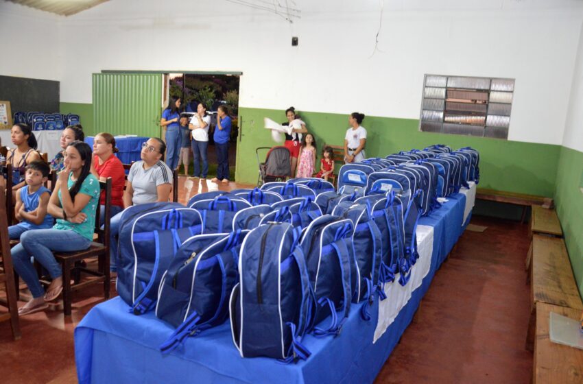  Prefeitura de Faxinal entrega uniforme escolar para alunos de Faxinalzinho