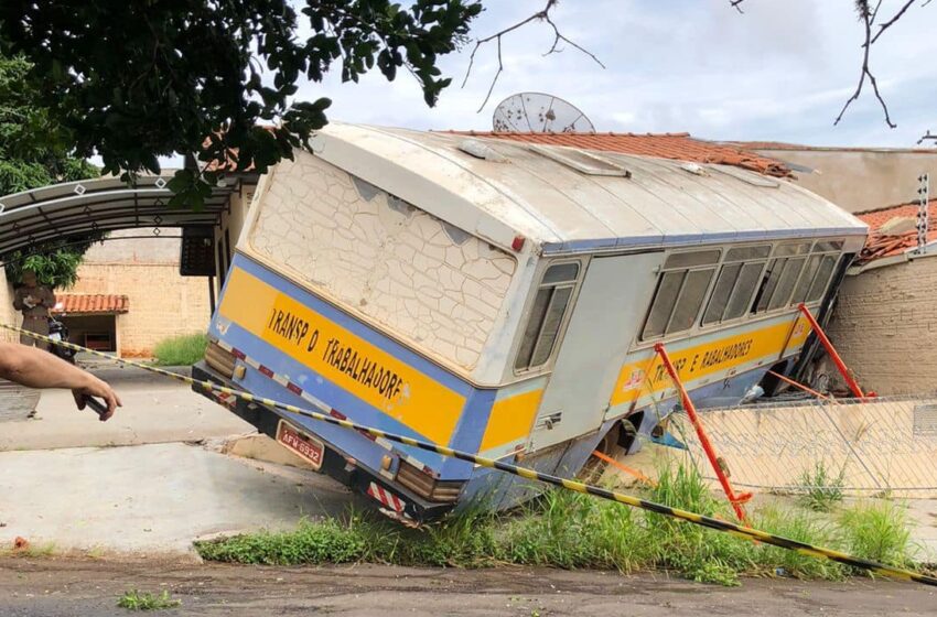 Ônibus de trabalhadores invade casa em Apucarana
