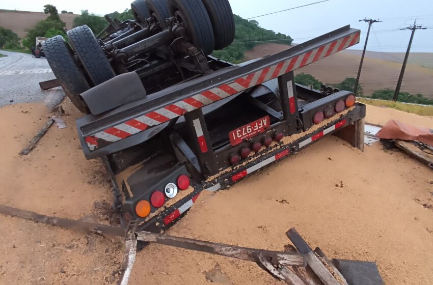  Carreta de Jardim Alegre carregada com soja tomba próximo de Borrazópolis