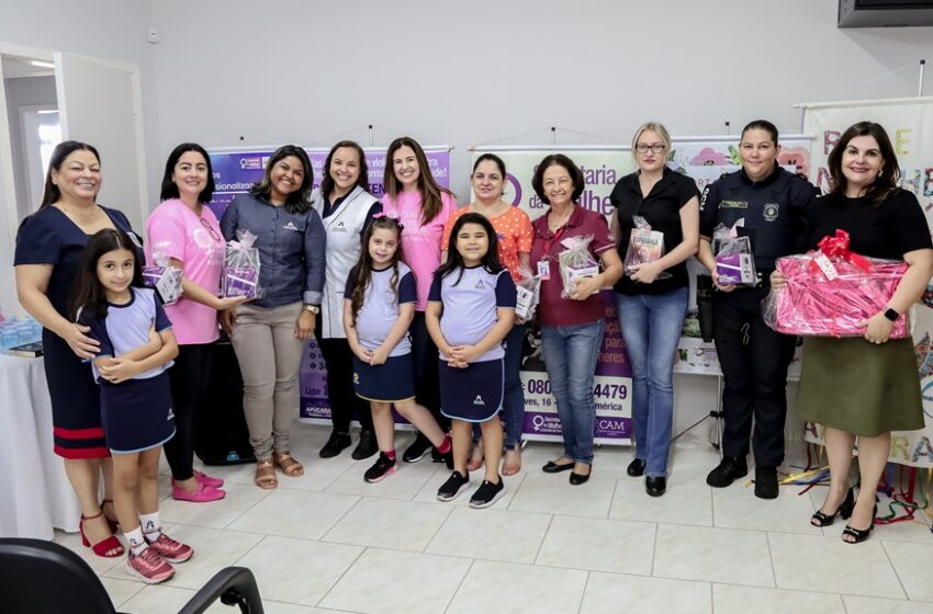  Com música, mimos e oração, alunos adventistas rendem homenagens às mulheres de Apucarana