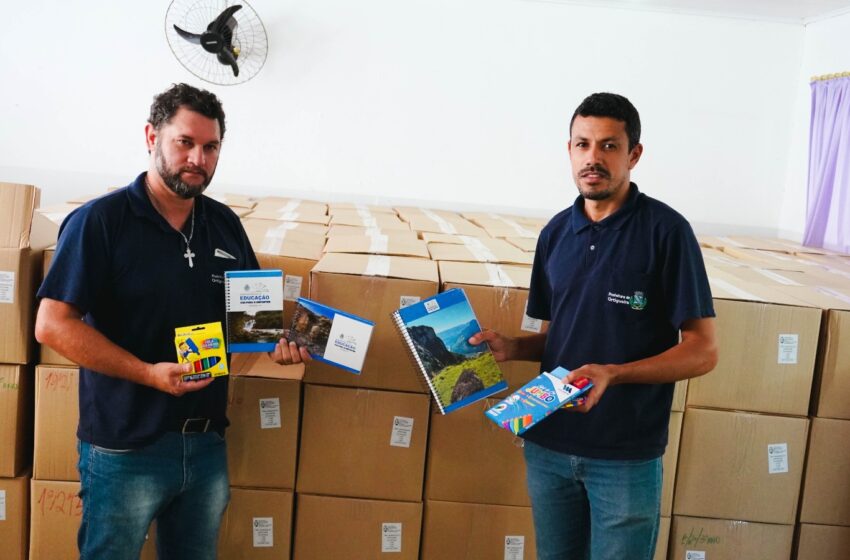  Prefeitura de Ortigueira distribui kits de material escolar aos alunos da rede municipal de ensino