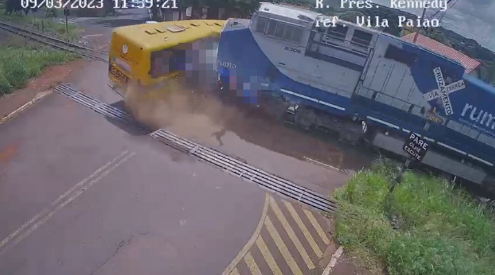  VÍDEO: Imagens mostra pessoas sendo jogadas fora de ônibus da Apae durante acidente com trem em Jandaia do Sul