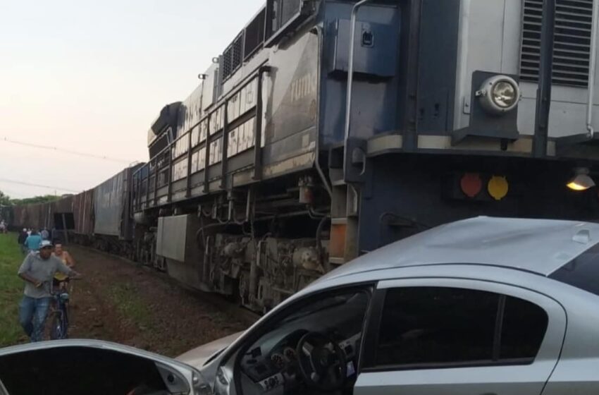  Vectra de Jandaia do Sul é atingido por trem em Mandaguari