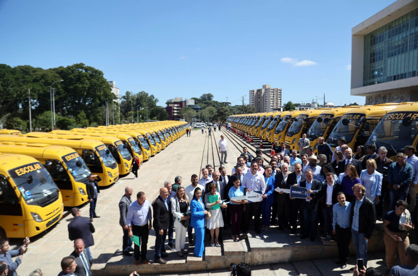  Governador entrega mais 173 ônibus escolares para a rede pública do Paraná