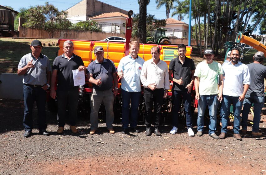  Entrega implementos agrícolas aos produtores rurais de Jardim Alegre