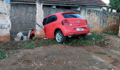  Motorista bate contra muro de terreno vazio em São Pedro do Ivaí