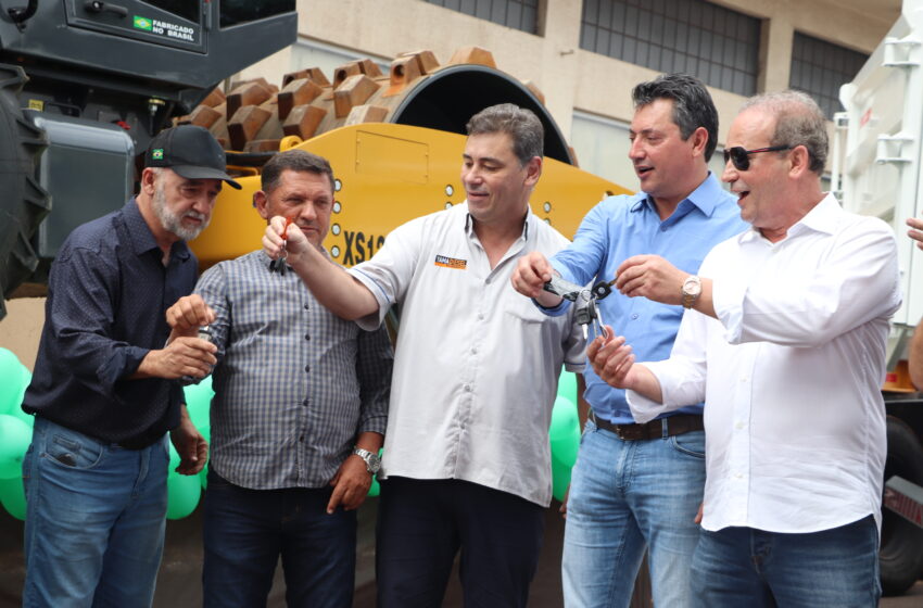  Prefeitura de Ivaiporã recebe 3 maquinários do deputado federal Sérgio Souza no valor de R$1.586.000,00