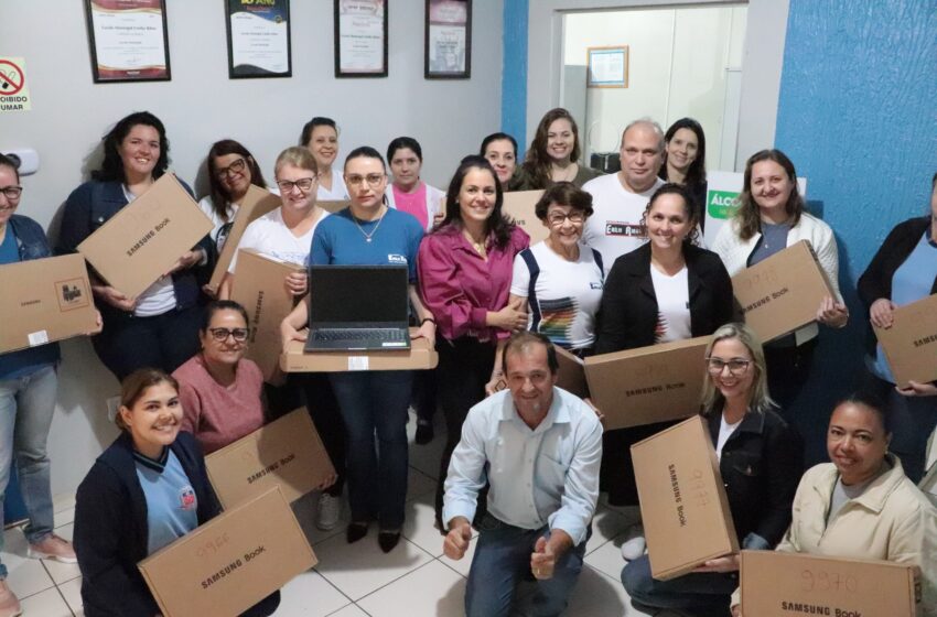  Prefeito Furlan entrega Notebooks para professores de Jardim Alegre