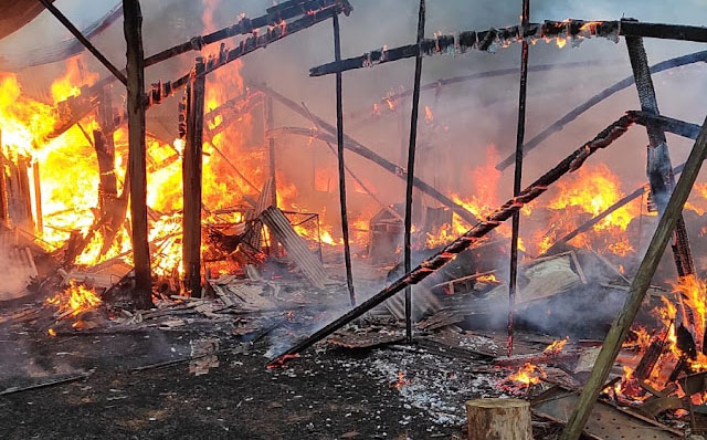  Casa de madeira é totalmente destruída por fogo em Ivaiporã