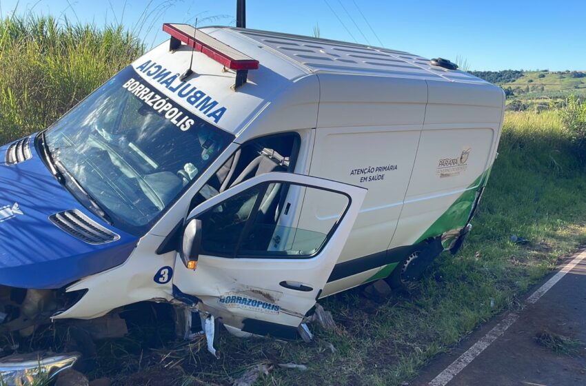  Ambulância e Fiat Uno de Borrazópolis, colidem na Rodovia do Milho