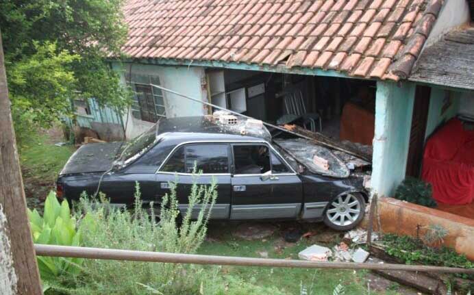  Carro desgovernado invade e destrói residência em Cambira
