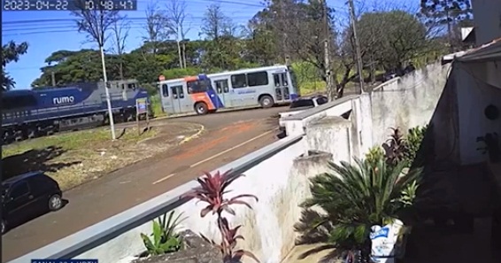  Trem quase atinge ônibus da Val em Apucarana