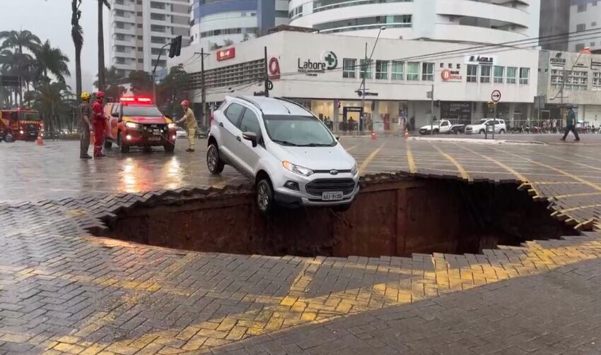  Cratera abre na Avenida Paraná com Horácio Racanello no centro de Maringá