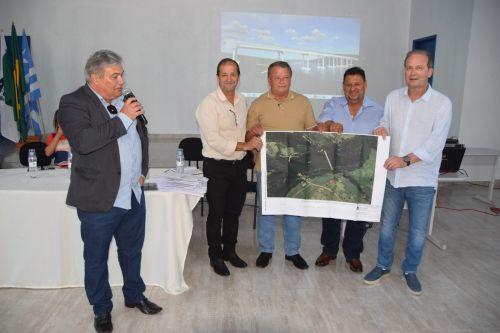  Prefeitos recebem projeto da ponte entre Grandes Rios e Jardim Alegre