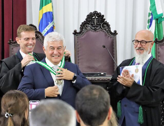  TCE-PR condecora senador Marcos Pontes com o Colar Barão do Serro Azul
