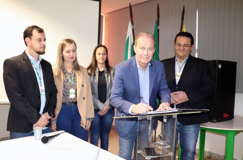  Prefeito de Ivaiporã assina escritura de doação para implantar fazenda experimental no Campus do IFPR