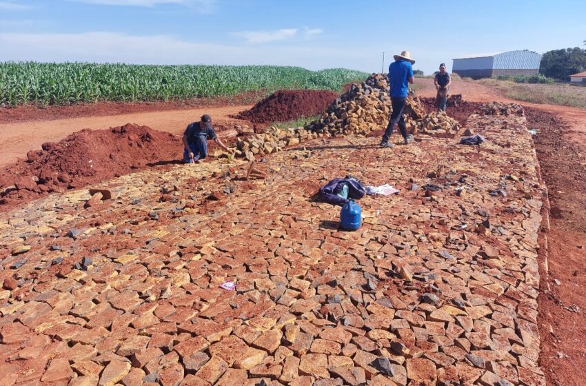  Obras de pavimentação poliédrica é retomada em Ariranha do Ivaí