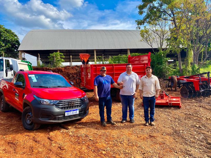  Lunardelli recebe veículo e implementos agrícolas para a Secretaria de Meio Ambiente