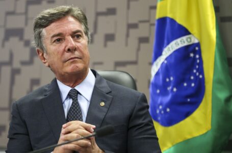 Brasília – O senador Fernando Collor, durante audiência pública na Comissão de Relações Exteriores e Defesa Nacional, do Senado, para debater questões ligadas à soberania nacional e aos projetos estratégicos do Exército do Brasil. (Marcelo Camargo/Agência Brasil)