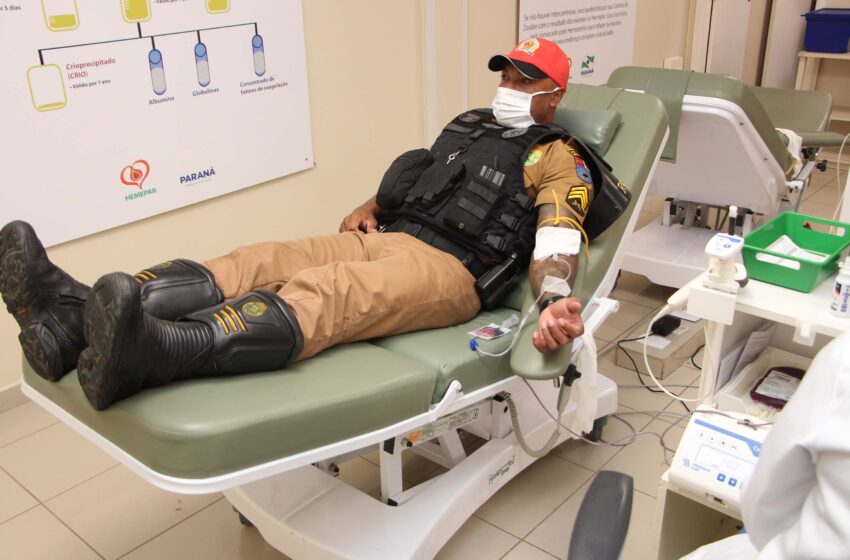  Policiais militares doam sangue para conscientizar sobre acidentes no trânsito