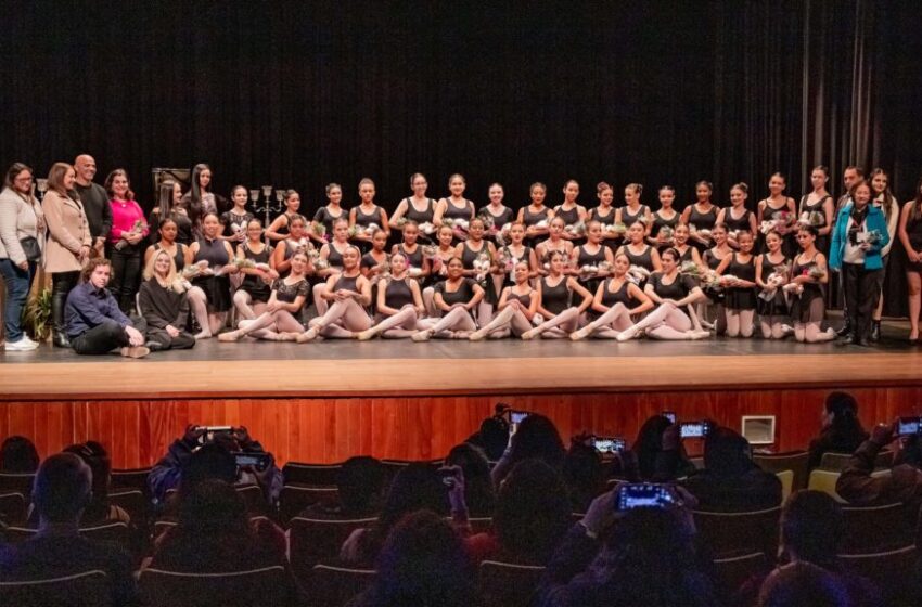  Bailarinas da Escola de Dança recebem primeira sapatilha de ponta