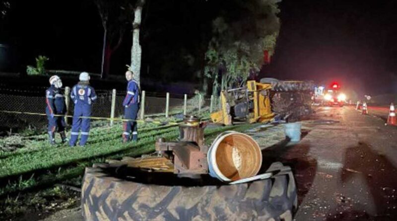  Batida entre trator e caminhão no Paraná deixa um morto e dois feridos