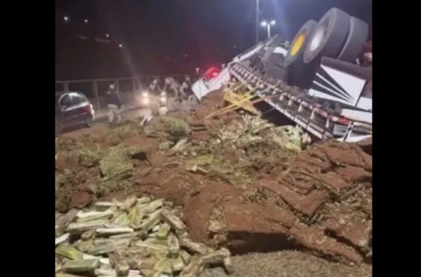  Caminhão com maconha tomba em frente ao Batalhão da Polícia Militar