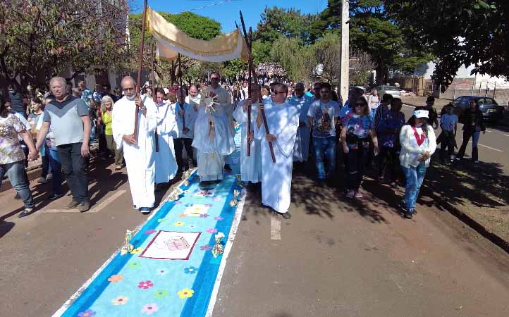  Celebração de Corpus Christi reúne multidão de fiéis em Ivaiporã