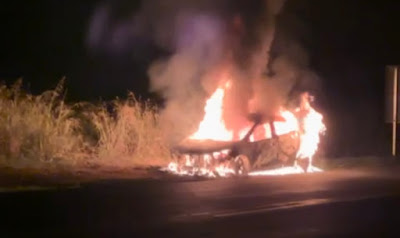  Carro fica destruído após pegar fogo na PR-369 em São Pedro do Ivaí