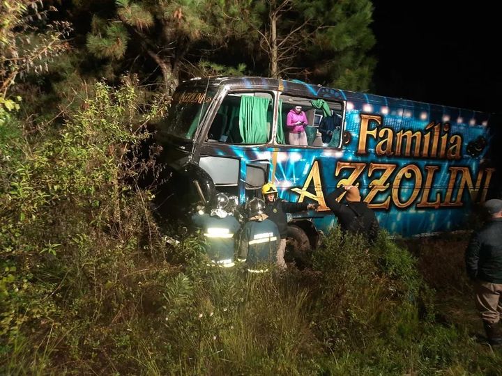  Acidente com carro e ônibus da banda Família Azzolini deixa dois mortos na PR-280