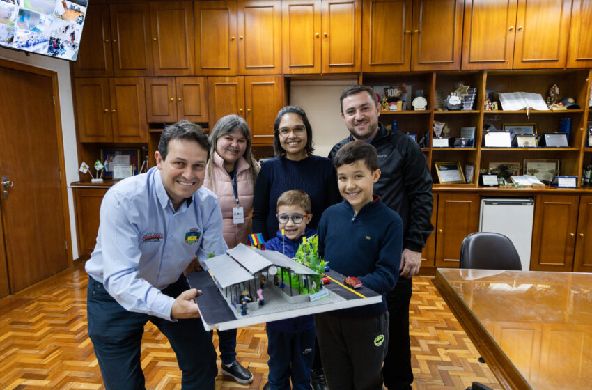  Aluno apresenta maquete do Espaço das Feiras ao prefeito