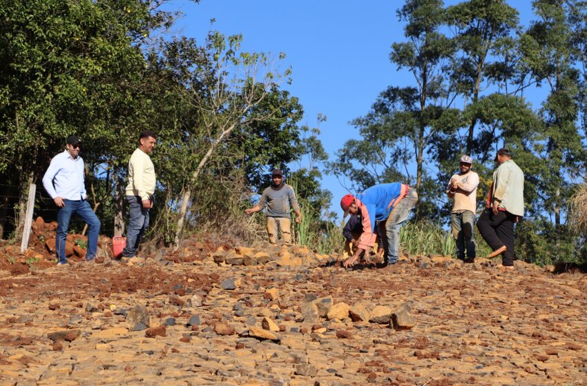  Prefeitura de Ivaiporã pavimenta 1,8 km da estrada Três Ranchinhos em benefício dos produtores