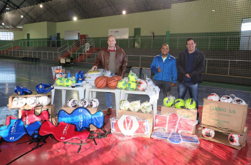  Secretaria de Esporte da Prefeitura de Ivaiporã recebe kits do programa o Esporte Que Queremos